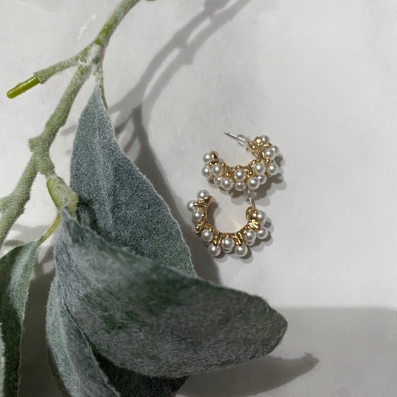 ✨🆕 "Darla" Pearl Earrings - Picture 6 of 6